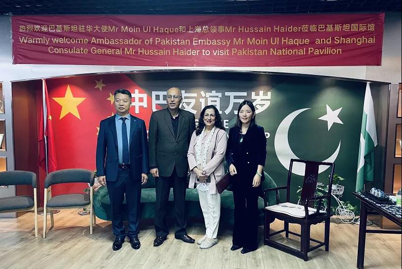 巴基斯坦駐華大使Mr Moin Ul Haque和上?？傤I事Mr Hussain Haider合影